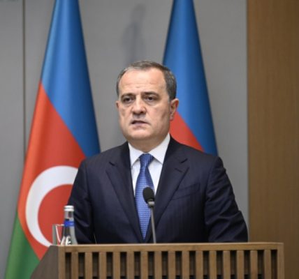Azərbaycanın xarici işlər naziri Ceyhun Bayramovun avqustun 6-da Ukraynaya rəsmi səfəri başlayıb. Nazir Ceyhun Bayramovu Kiyev Mərkəzi Dəmiryol Vağzalında Ukraynanın xarici işlər naziri Andrey Sibiqa qarşılayıb. Səfər çərçivəsində Ukraynanın xarici işlər naziri Andrey Sibiqa ilə ikitərəfli görüşün keçirilməsi nəzərdə tutulub. Bundan başqa, Ceyhun Bayramovun digər rəsmi şəxslərlə görüşləri də nəzərdə tutulub.