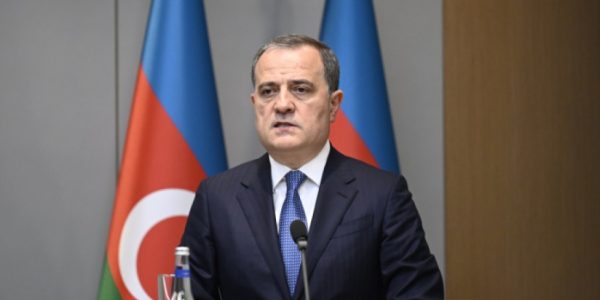 Azərbaycanın xarici işlər naziri Ceyhun Bayramovun avqustun 6-da Ukraynaya rəsmi səfəri başlayıb. Nazir Ceyhun Bayramovu Kiyev Mərkəzi Dəmiryol Vağzalında Ukraynanın xarici işlər naziri Andrey Sibiqa qarşılayıb. Səfər çərçivəsində Ukraynanın xarici işlər naziri Andrey Sibiqa ilə ikitərəfli görüşün keçirilməsi nəzərdə tutulub. Bundan başqa, Ceyhun Bayramovun digər rəsmi şəxslərlə görüşləri də nəzərdə tutulub.