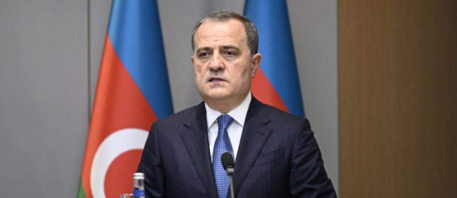 Azərbaycanın xarici işlər naziri Ceyhun Bayramovun avqustun 6-da Ukraynaya rəsmi səfəri başlayıb. Nazir Ceyhun Bayramovu Kiyev Mərkəzi Dəmiryol Vağzalında Ukraynanın xarici işlər naziri Andrey Sibiqa qarşılayıb. Səfər çərçivəsində Ukraynanın xarici işlər naziri Andrey Sibiqa ilə ikitərəfli görüşün keçirilməsi nəzərdə tutulub. Bundan başqa, Ceyhun Bayramovun digər rəsmi şəxslərlə görüşləri də nəzərdə tutulub.