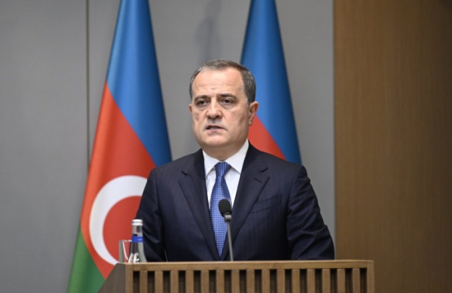 Azərbaycanın xarici işlər naziri Ceyhun Bayramovun avqustun 6-da Ukraynaya rəsmi səfəri başlayıb. Nazir Ceyhun Bayramovu Kiyev Mərkəzi Dəmiryol Vağzalında Ukraynanın xarici işlər naziri Andrey Sibiqa qarşılayıb. Səfər çərçivəsində Ukraynanın xarici işlər naziri Andrey Sibiqa ilə ikitərəfli görüşün keçirilməsi nəzərdə tutulub. Bundan başqa, Ceyhun Bayramovun digər rəsmi şəxslərlə görüşləri də nəzərdə tutulub.