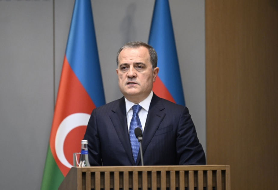 Azərbaycanın xarici işlər naziri Ceyhun Bayramovun avqustun 6-da Ukraynaya rəsmi səfəri başlayıb. Nazir Ceyhun Bayramovu Kiyev Mərkəzi Dəmiryol Vağzalında Ukraynanın xarici işlər naziri Andrey Sibiqa qarşılayıb. Səfər çərçivəsində Ukraynanın xarici işlər naziri Andrey Sibiqa ilə ikitərəfli görüşün keçirilməsi nəzərdə tutulub. Bundan başqa, Ceyhun Bayramovun digər rəsmi şəxslərlə görüşləri də nəzərdə tutulub.